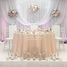 Ein Zarter Augenschmaus Mit Leichten Stoffen Und Traumhaft Schonen Blumenarrangements Brautpaarti Hochzeit Tischdekorartion Tischdeko Hochzeit Hochzeit Mieten