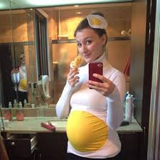 15 Pregnant Halloween Costumes That Ll Help You Win Halloween Faschingskostum Schwanger Kostume Fur Schwangere Selber Machen Halloween Kostum Fur Schwangere
