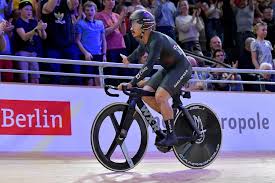 A track cyclist who is trying his best to perform better and better. Wx R Vorteq Curi Tumpuan Dunia Wilayahku