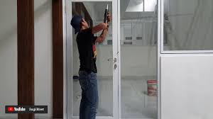 Pintu swing aluminium bahan ex. Memasang Kaca Pintu Aluminium Youtube