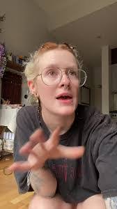 Ella Deane's Instagram, Twitter & Facebook