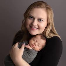 Who is a good newborn photographer in Sioux Falls?