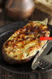 Nel mio orto ho piantato delle piante di melanzane che producono abbondantemente e io sono sempre pronta a renderle il più possibile gustose associandole ad ingredienti semplici. Melanzane Ripiene Con Ricotta E Formaggio