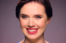 Яніна позувала в елегантній чорній сукні з дуже глибоким декольте. Yanina Sokolova Poyasnila Sho Ukrayinomovni Diti Ce Ekonomiya Byudzhetu Na Oboronku U Majbutnomu Novini Ukrayinci