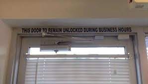 Decal sticker this door to remain unlocked during business hours information sign quality signage top quality vinyl x8754. Esta Puerta A Permanecer Durante Horas De Negocio Signo Desbloqueado Fuego Codigo Aprobado Ebay