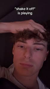 kristheswiftie (@kristheswiftie)