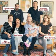 Merkez nilüfer ilçesinde oturan, bankadan emekli celal paşalıoğlu, chp genel başkanı kemal kılıçdaroğlu'na olan benzerliğiyle dikkat çekiyor. Kemal Kilicdaroglu Nun Cocuklari Ve Esi Kimdir
