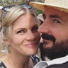 Former Home and Away star Bonnie Sveen is pregnant with identical twins