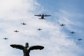 Cu ocazia sărbătorii zilei aviaţiei române şi a forţelor aeriene, luni, 20 iulie, începând cu ora 10.00, la monumentul eroilor aerului din piaţa aviatorilor, se va desfăşura o ceremonie militară şi religioasă cu depuneri de coroane de flori în memoria eroilor aviatori. Ziua AviaÅ£iei SÄƒrbÄƒtoritÄƒ FÄƒrÄƒ Aeronave Regimentul 74 Patriot Va Monitorul ApÄƒrÄƒrii È™i SecuritÄƒÈ›ii