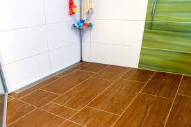 Zunächst müssen sie den boden der begehbaren dusche absolut wasserundurchlässig abdichten. Ebenerdige Dusche Mit Fliesenboden Oder Flachem Duschbecken