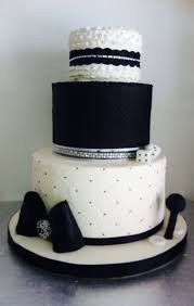 Black White Cake Rouffles Bows Joystick Dice Torta Bianca E Nera Con Effetto Trapuntato Rouches Fiocco Dadi E Joystick X Un Torta Bianca Torte Black