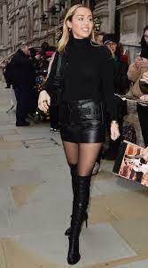 Stars Wearing Short Skirts In Cold Winter Weather Photos Of Selena Gomez More Black Leather Skirt Outfit Going Out Leather Skirt Outfit Leather Mini Skirt Outfit