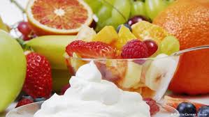 La macedonia de frutas no tiene por qué ser el coche escoba del frigorífico, recogiendo todas esas frutas que han pasado por mejor momento, a no ser que las frutas muy maduras sean un manjar. Macedonia De Frutas Con Mascarpone Audiorecetas Dw 03 04 2012