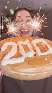 É DA REDE VIZINHA MAS POSTEI AQUI TAMBÉM 😂 BANOFFEE NA TRAVESSA 🍌 Fiz  minha sobremesa predileta pra comemorar nossos 200 mil seguidores 🥳 Muito  obrigada por TUDO! Amo vocês. 💙 🤏🏻 Ingredientes travessa ...