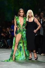 Jennifer lopez just about broke the internet both times she wore that iconic green versace dress. Remember When J Lo Wore Her Iconic Versace Dress To The 2000 Grammys Grammys 2000 Jennifer Lopez Versace Dress