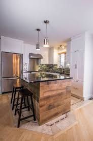 Cuisine Contemporaine Avec Armoires Shaker Blanches Et Ilot En Bois Placage De Chene Kitchen Design Rustic Kitchen Design Rustic Kitchen