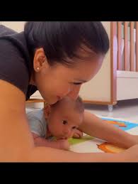 Uma surra de fofura, comendo pela primeira vez 🍌 Mamãe não aguentaaaa  Lindo lindo Te amoooo 💙