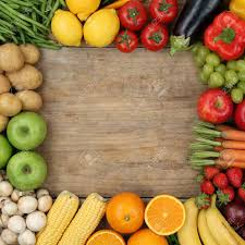 Les Fruits Et Legumes Formant Un Cadre Sur Une Planche De Bois Avec Copyspace Fruits Et Legumes Fruits Fruit