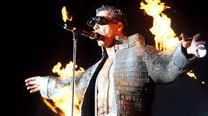La noche del viernes, la policía rusa arrestó e interrogó al cantante de rammstein, till lindemann, tras capturarlo en su habitación de . Rammstein Frontmann Till Lindemann Wird In Moskau Verhaftet