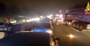 Il tir ha scavalcato il new jersey dopo un violento impatto per cause in corso di accertamento. Maxi Incidente Sull Autostrada A1 Chiuso Tratto Da Roma Verso Napoli Coinvolta Anche Auto Della Polizia Stradale Il Mattino It