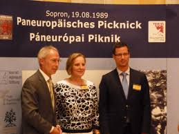 Gulyás gergely válaszolt a kérdésre a parlamentben. Datei Hildigung Neubert Frank Spengler Gulyas Gergely Sopron 2014 08 18 Jpg Wikipedia