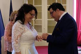 Trouvez votre bonheur pour que votre grand jour vous ressemble ! Un Mariage Coupe En Deux Par Le Coronavirus A Blacy