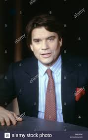 He was minister of city affairs in the government of pierre bérégovoy. Franzosischer Geschaftsmann Und Politiker Bernard Tapie Auf Dem Set Von Einem Politischen Tv Show Wahrend Der Franzosischen Prasidentschaftswahl Im Jahr 1988 Stockfotografie Alamy
