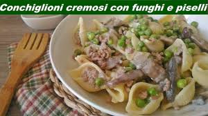 Fare questa ricetta non è assolutamente difficile, anzi seguendo i nostri consigli anche chi non è proprio esperto in cucina ci riuscirà in maniera. Conchiglioni Cremosi Con Funghi E Piselli Senza Panna Youtube