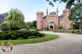 Auf historischem boden, zwischen moderner und weltberühmter kunst, wird ihre hochzeit im schloss zu einem unvergesslichen erlebnis. Heiraten Im Museum Schloss Moyland In Bedburg Hau Standesamt Nrw