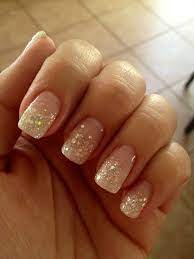Uñas decoradas con glitter, se acerca la nochevieja y debes ir pensando en que manicura vas a lucir y siempre teniendo en cuenta el look que vas a llevar esta noche ya que tus uñas deben ir en concordancia con tu maquillaje, vestido y complementos.los colores para esmaltes de esta navidad son el rojo un clásico para estas fiestas, el negro para combinar con pedrería y brillos, pero el que. Glitter Natural Nails Conservative And Pretty Unas Naturales Unas De Gel Unas Manos Y Pies