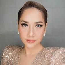 Penyanyi dan pelakon kesayangan dua buah negara, bunga citra lestari ataupun lebih dikenali sebagai bcl dilihat sedang mengenang ulang tahun kelahiran arwah suami tersayang, aktor ashraf sinclair. Facebook