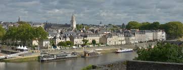 C'est une toue cabanée, un bateau de loire qui offre un fabuleux cadre pour déguster notre large carte de pizzas et autres petits plats. Datei View Of Angers On The Maine River From The Castle Jpg Wikipedia
