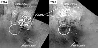 Titan adalah salah satu dari sedikit satelit (bersama dengan satelit saturnus enceladus) di tata surya kita yang ditemukan mempunyai atmosfer. Imachen Titan S Polar Lake Changes 2004 5 Jpg Biquipedia A Enciclopedia Libre