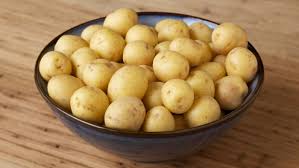 Lavate molto bene sotto l'acqua le patate novelle raschiando la buccia con uno spazzolino per eliminare eventuale residuo terroso. Patate Novelle Si Possono Consumare Intere Ilcuocoincamicia Com