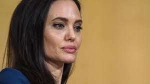 Angelina jolie on twitter los angeles 2019 sumber : Angelina Geram Brad Pitt Kenalkan Pacar Baru Ke Anak Anak
