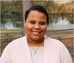 Alishia Echols's Instagram, Twitter & Facebook