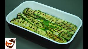 In una ciotola mescoliamo mezzo litro di besciamella, le zucchine frullate, 4 uova, parmigiano grattato, sale e pepe; Zucchine Grigliate In Padella Alla Piastra O Al Forno Speziata