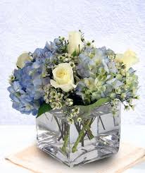 Beauty Cube So Simple So Elegant And So Classic Imagine Their Delight When This Blue Flower Arrangements Small Flower Arrangements Flower Arrangements Simple