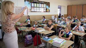 Школьник добавил, что в этом классе учится. Na Sahaline Uchitel Prishel K Vtoroklassnikam S Toporom