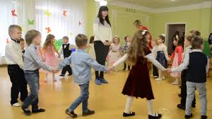 игры с мамами на утреннике 8 марта в детском саду Veselaya Igra S Mamami Uznaj Po Golosu Utrennik 8 Marta V Detskom Sadu Youtube V 2020 G Detskij Sad Detskie Mama