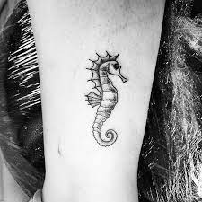 This style of seahorse tattoo can look stunning when done right. Caballito De Mar Para Marina Mil Gracias Por Volver A Confiar En Mi En Fixuno Ink Tattoo Tattooedgirls Tatuaje Seahorse Tattoo Horse Tattoo Tattoos