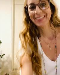 Ayer decoramos las entradas de nuestra casa por la festividad de Hanukkah,  también conocida como la Fiesta de las Luces. Este año comienza el 25 de  diciembre. , ., Esta tradición judía conmemora el ...