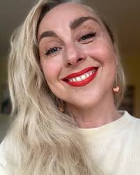 BIG NEWS! 💥 15. August udkommer sangen 'Vore Verdener'!! En powerfuld,  inderlig og sensuel kærlighedsballade. En lille boble af nærhed og  kærlighed midt i en crazy vild tid. Jeg elsker den selv,