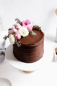 Vanilla Cake With Chocolate Buttercream Broma Bakery Recipe Chocolate Cake Decoration Chocolate Wedding Cake Chocolate Cake Designs