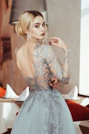 Envie de porter une nouvelle robe et de vous sentir belle ? Quelle Robe Pour Une Soiree De Mariage Touslesmariages Com