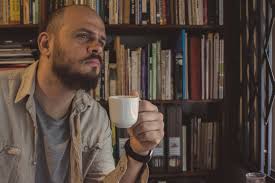 O poeta André Neto está lançando seu primeiro livro de poemas