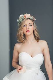 Check spelling or type a new query. Elegante Anspruchsvolle Junge Blonde Braut In Einem Tragerlosen Weissen Brautkleid Mit Blumen Im Haar Stehend In Die Kamera Schaut Mit Ernster Miene Lizenzfreie Fotos Bilder Und Stock Fotografie Image 35327372