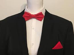 Noeud papillon ocre à imprimé japonais bb, à conjuguer avec une chemise en coton rouge bordeaux pour la tenue décontractée du vendredi, le votre costume bleu pourra rester au placard. Set Noeud Papillon Et Pochette Costume Tissus Rouge Homme Cravates Par Fleurs De Provence Pochette Costume Noeud Papillon Papillon