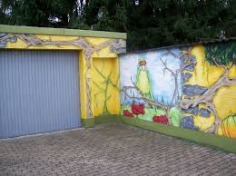 Find the perfect graffiti garage stock photo. Graffito Auf Einer Gartenmauer Und Um Die Garage Graffiti Mal Anders