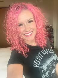 Man reveals hair after 12 years of dreadlocks